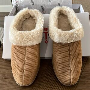 Minnetonka slippers. Pile lined mule style Tan w cream trim. Size 7
